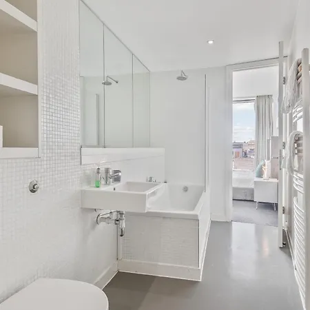 Apartment Centre, One Bedroom Apartment! *